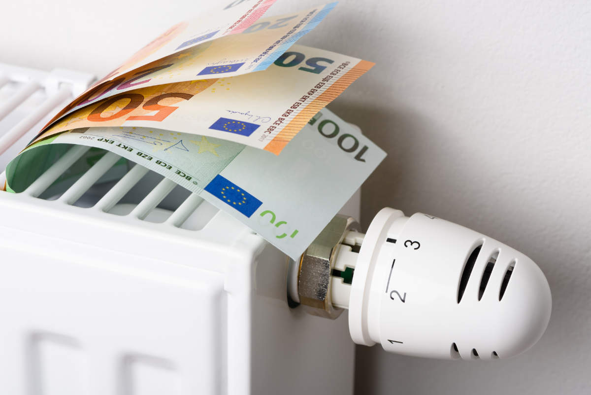 billets de banque sur radiateur représentant l'aide gaz électricité