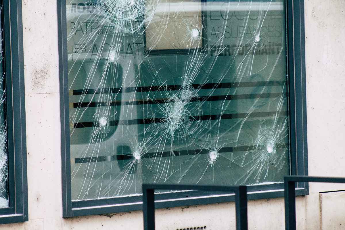 Vitrine brisée par les émeutes et qui sera concernée par les mesures mises en place pour les professionnels.