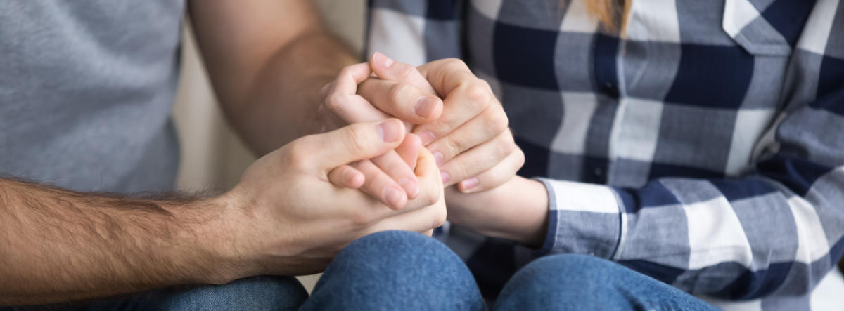 coupe se tenant les mains suite à une fausse couche désormais mieux accompagnée par la nouvelle loi fausse couche