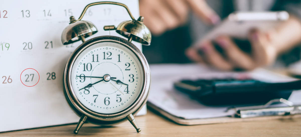 réveil et calendrier illustrant le report de la mise en application de la facturation électronique 2024