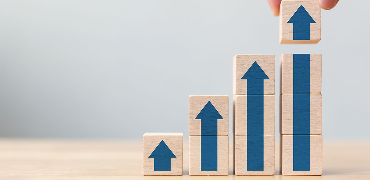 Flèches symbolisant l'augmentation du chiffre d'affaires d'une entreprise et le dépassement du plafond d'une micro-entreprise