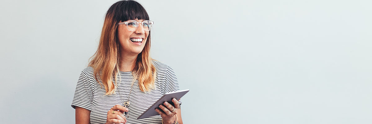 Trentenaire souriante ayant obtenu des aides pour les femmes entrepreneuses