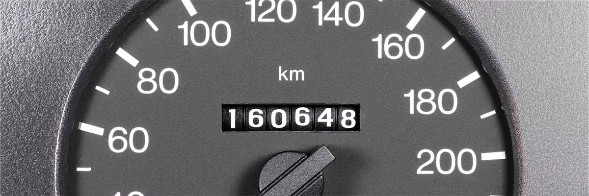 compteur noir affichant le kilométrage d'une voiture soumise aux barèmes kilométriques 2024