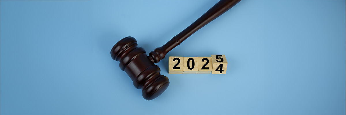 marteau et chiffres en bois indiquant 2025 pour symboliser les changements des tarifs des annonces légales en 2025