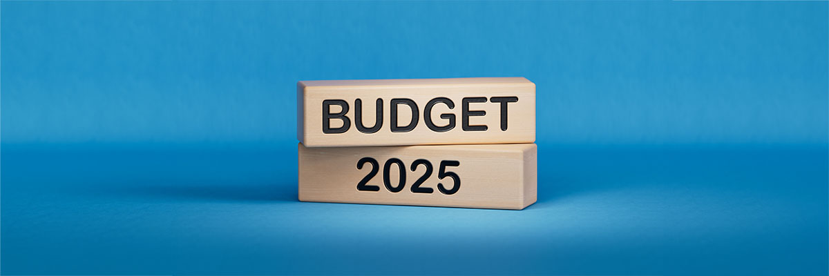 deux blocs de bois où sont inscrits "budget 2025" pour symboliser l'impact que l'adoption du budget 2025 a eu sur la mise en place de nouvelles mesures pour les entreprises
