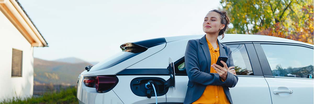 salariée devant la voiture de son entreprise qu'elle a pu obtenir dans le cadre de l'avantage nature véhicule