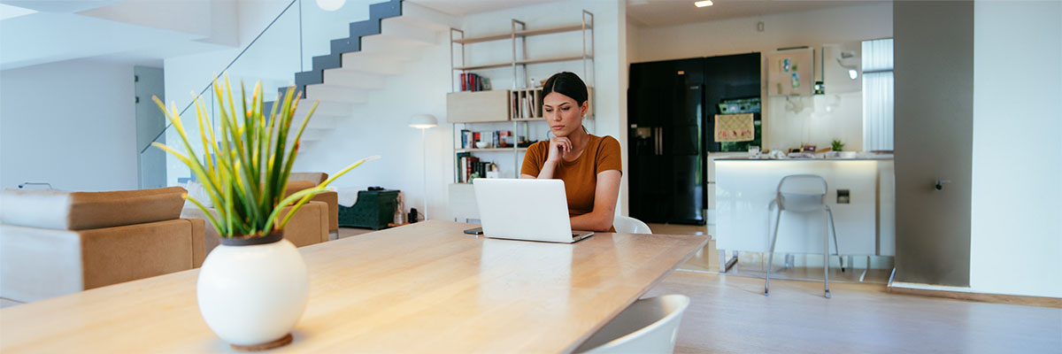 Salariée devant son ordinateur chez elle, bénéficiant d'un remboursement de ses frais de télétravail selon le barème 2025