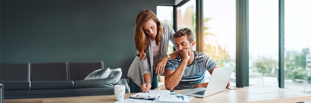 Couple devant un ordinateur qui vient de remarquer le passage à l'individualisation du prélèvement à la source des couples