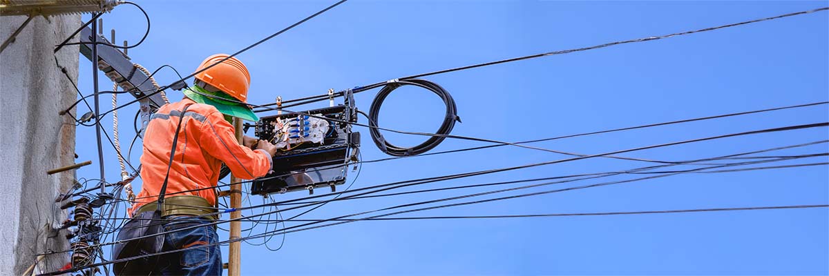 technique fibre en train de raccorder la maison d'un usager qui a pu bénéifcier de l'aide au raccordement à la fibre optique