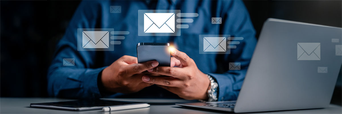 chef d'entreprise en train d'envoyer un message via le site de l'administration fiscale ayaant bénéficié de nouveautés dans la messagerie professionnelle des impots