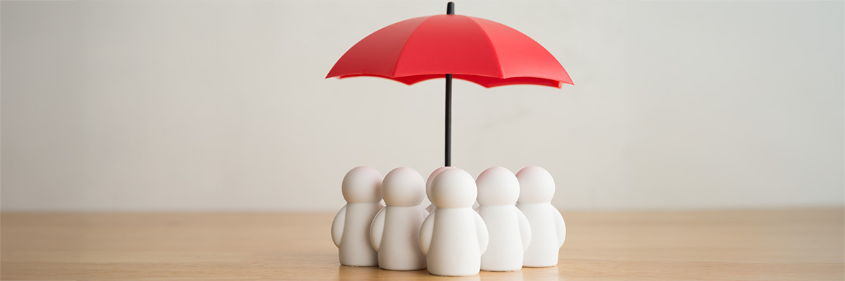 parapluie rouge au-dessus d'un groupe de personnages blancs représentant l'assurance professionnelle obligatoire