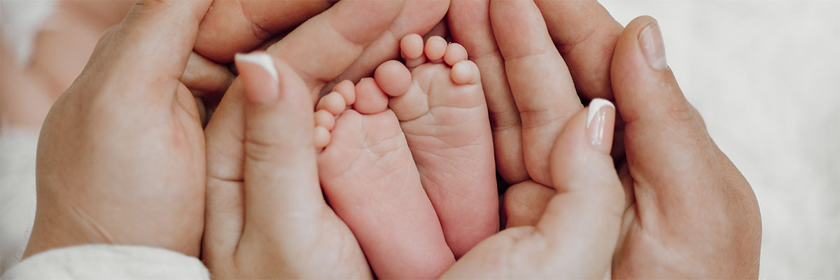 couple avec leur bébé bénéficiant du congé supplémentaire de naissance