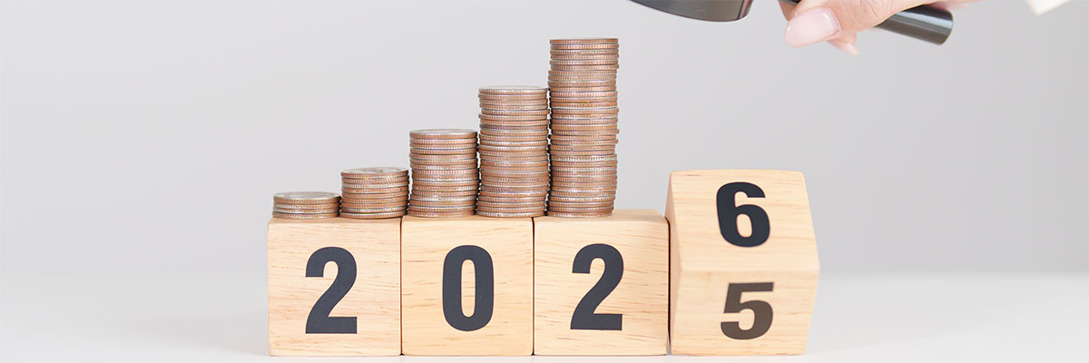 pièces sur des cubes de dates symoblisant l'évolution du montant du SMIC 2026