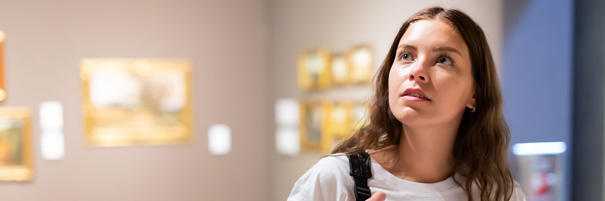 femme au musée profitant des nouveaux avantages CSE en 2026