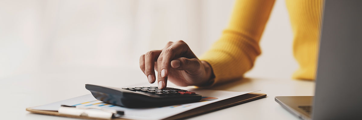 personne qui calcule le taux du prélèvement forfaitaire unique