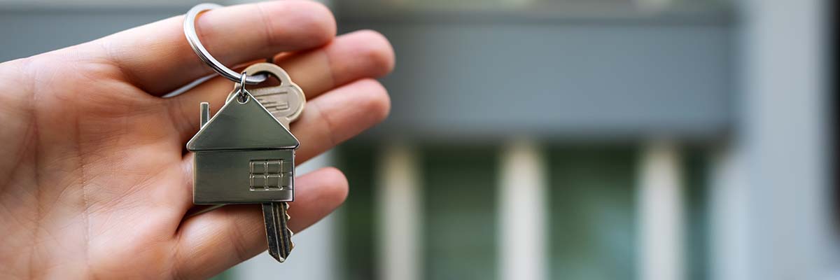 personne qui tient des clés dans sa main venant d'acheter un bien profitant du dispositif relance logement aussi appelé loi Jeanbrun