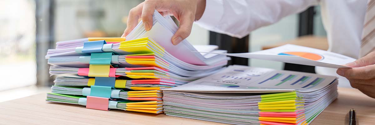 personne triant ses documents pour mettre à jour ses formalités d'entreprise