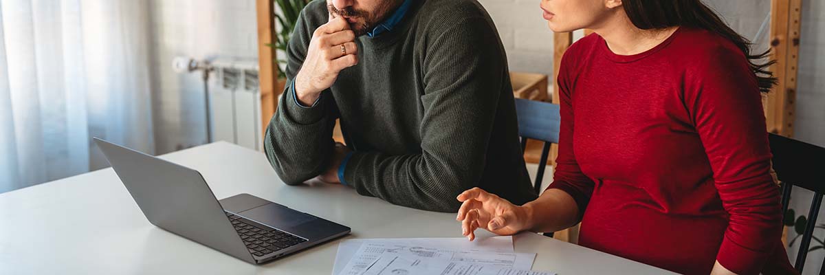couple faisant des papiers afin de savoir comment se calcule le taux de prélèvement à la source