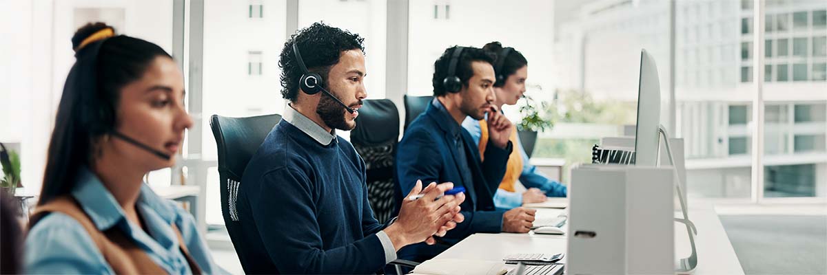 personnes dans un callcenter qui font du démarchage téléphonique