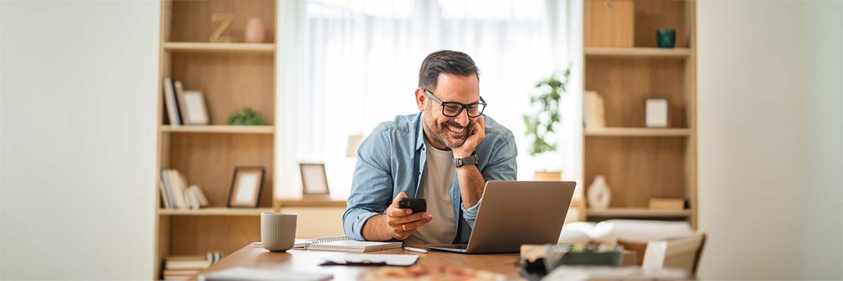 Entrepreneur se demandant quoi choisir entre une Micro-entreprise et une entreprise individuelle