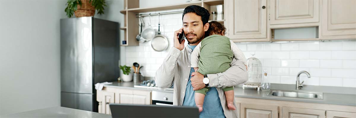 jeune papa qui porte son enfant lors de son congé de naissance supplémentaire pour travailleur indépendant