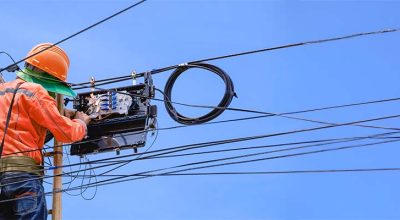 aide-raccordement-fibre-optique technique fibre en train de raccorder la maison d'un usager qui a pu bénéifcier de l'aide au raccordement à la fibre optique