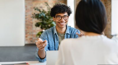 Directrice en train d'embaucher un apprenti grâce aux aides à l'apprentissage 2025