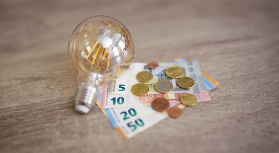 argent et ampoule symbolisant les aides énergies pour les entreprises en 2024