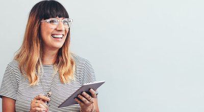 Trentenaire souriante ayant obtenu des aides pour les femmes entrepreneuses