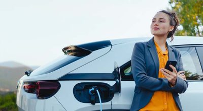 salariée devant la voiture de son entreprise qu'elle a pu obtenir dans le cadre de l'avantage nature véhicule