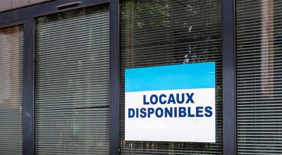 affiche "locaux disponibles" sur une vitrine de local soumis à un bail commercial