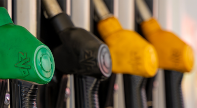 quatre pompes à essence représentant les frais de carburant 2024