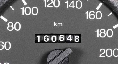 compteur noir affichant le kilométrage d'une voiture soumise aux barèmes kilométriques 2024