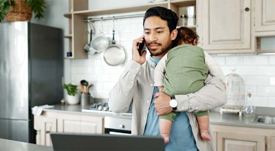 jeune papa qui porte son enfant lors de son congé de naissance supplémentaire pour travailleur indépendant