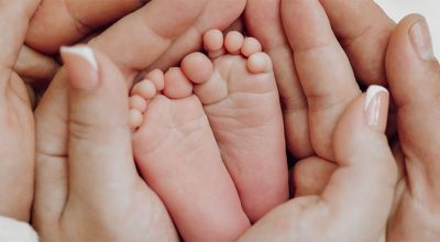 couple avec leur bébé bénéficiant du congé supplémentaire de naissance