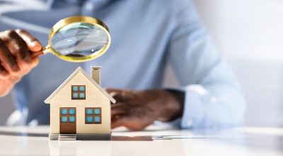 Homme en train d'analyse de la déclaration de biens immobiliers