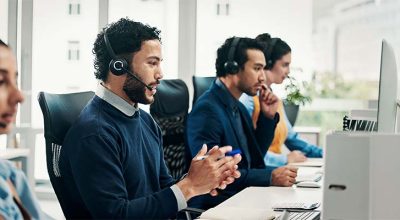 personnes dans un callcenter qui font du démarchage téléphonique