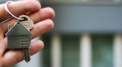 personne qui tient des clés dans sa main venant d'acheter un bien profitant du dispositif relance logement aussi appelé loi Jeanbrun