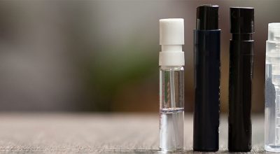 quatre échantillons de produits de parfumerie côte à côte