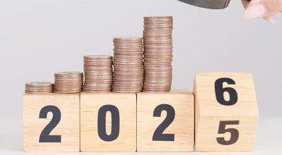 pièces sur des cubes de dates symoblisant l'évolution du montant du SMIC 2026