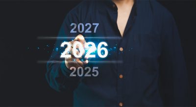 personne touchant un hologramme du chiffre "2026" pour symboliser l'arrivée de la facturation électronique en 2026