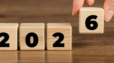 Cubes en bois montrant l'année 2026, faisant partie des nouvelles dates de la facturation électronique