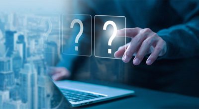 homme qui pose son doigt sur un hologramme de question représentant la facturation électronique et ses ressources qui permettent de répondre aux questions des employés