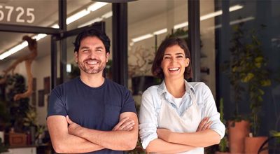 couple de commerçants concerné par le réforme sur la fin du statut du conjoint collaborateur