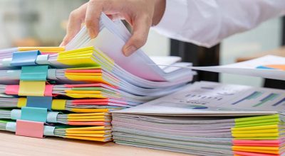 personne triant ses documents pour mettre à jour ses formalités d'entreprise