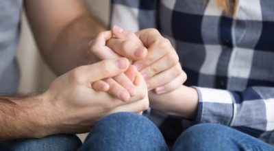 coupe se tenant les mains suite à une fausse couche désormais mieux accompagnée par la nouvelle loi fausse couche