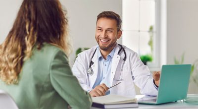 salariée en face d'un médecin au cours d'une visite médicale auprès de la médecine du travail