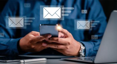 chef d'entreprise en train d'envoyer un message via le site de l'administration fiscale ayaant bénéficié de nouveautés dans la messagerie professionnelle des impots