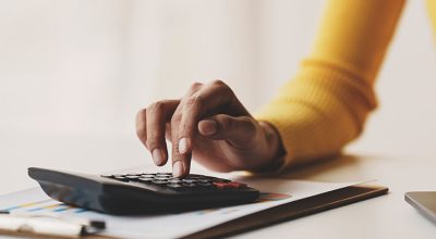 personne qui calcule le taux du prélèvement forfaitaire unique