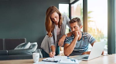 Couple devant un ordinateur qui vient de remarquer le passage à l'individualisation du prélèvement à la source des couples